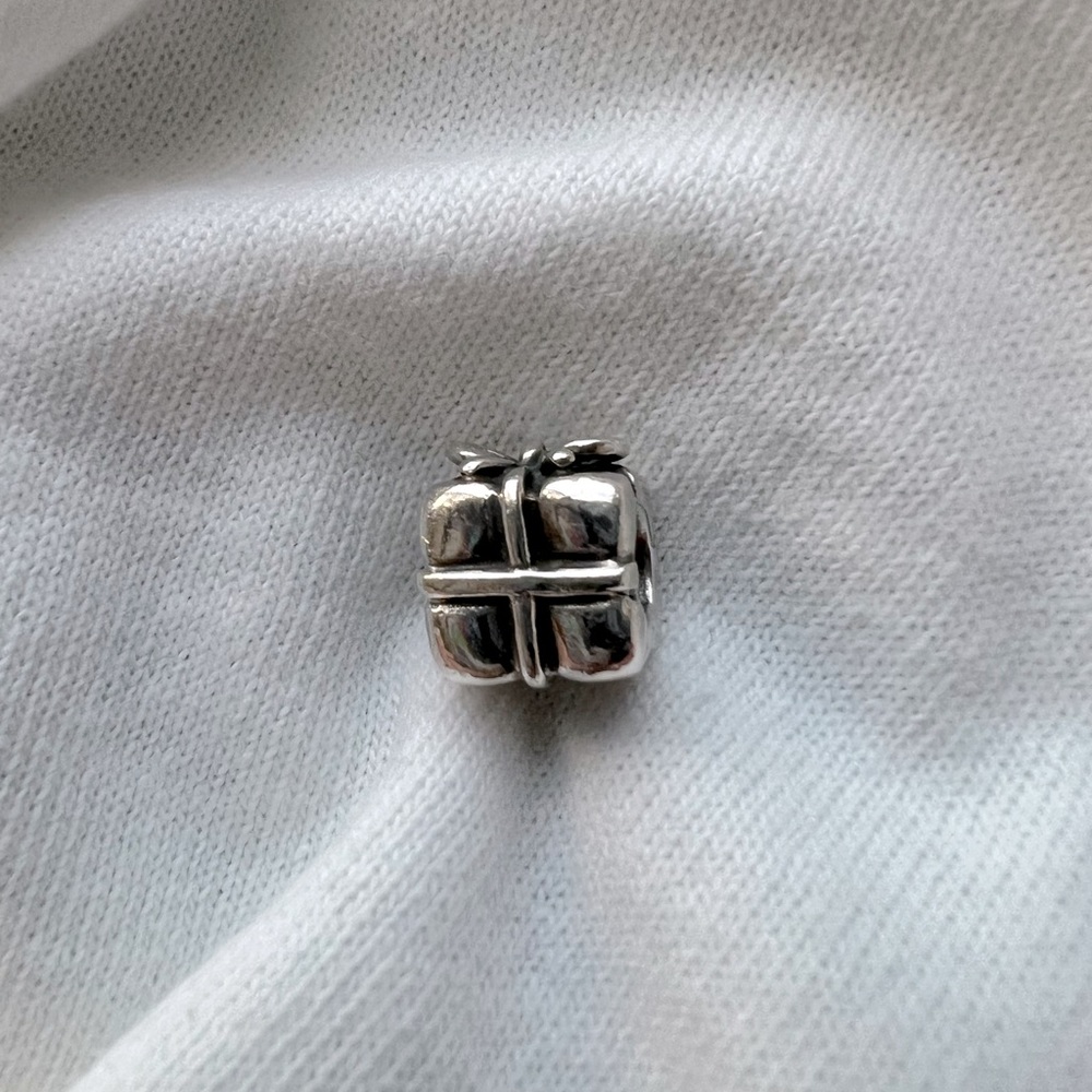 Authentic pandora 925 silver threaded core gift box charm.